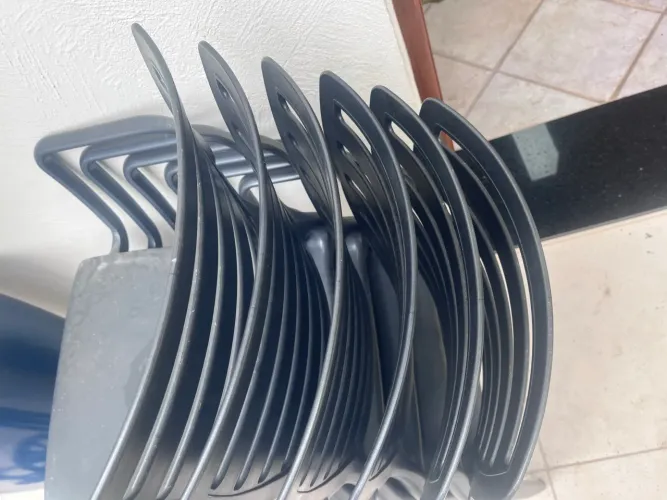 Cadeira com braço de plástico