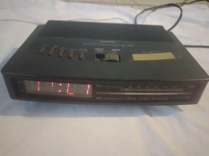 Rádio Relógio Toshiba RC-1061 FM/AM Funcionando - Leia descrição