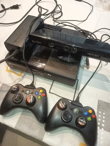 Xbox 360 Super Slim + Kitnet, 2 controles e 14 jogos