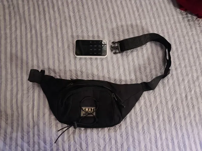 Pochete e maquininha de cartão