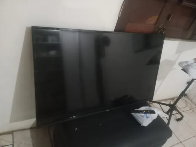 Televisão impecável 50 polegadas com controle suporte bem nova zap pode falar direto