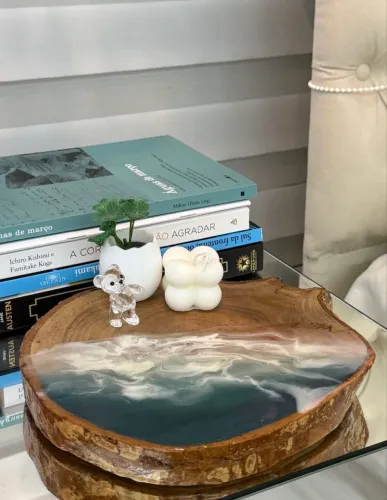 Decoração de madeira e resina feita à mão por artista plástica 