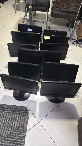 Lote com 15 monitores de computador
