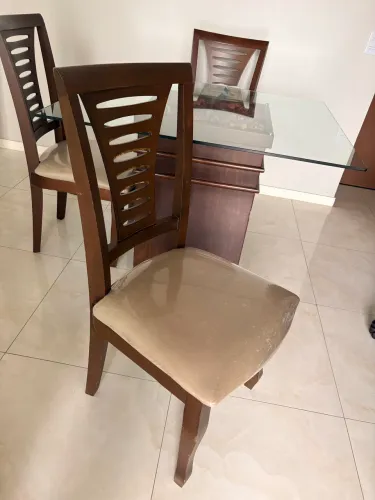 Mesa em madeira com tampo de vidro e 4 cadeiras