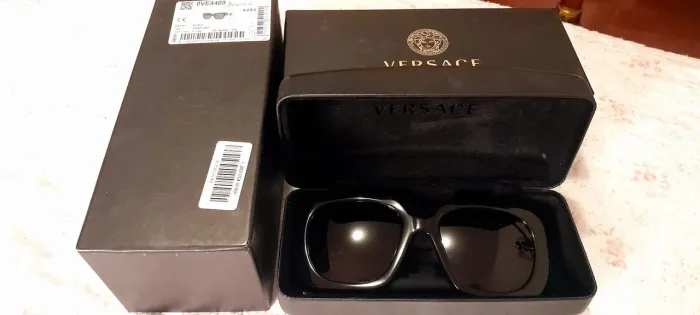 Vendo óculos Versace "usado em duas ocasiões" original em excelente estado.