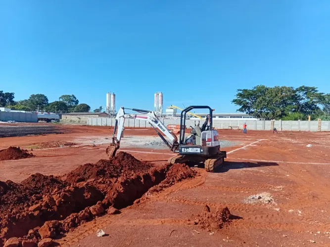Escavação  de picinas! E demolição  como rompedor  rompedor  hidráulico mini escavadeira 