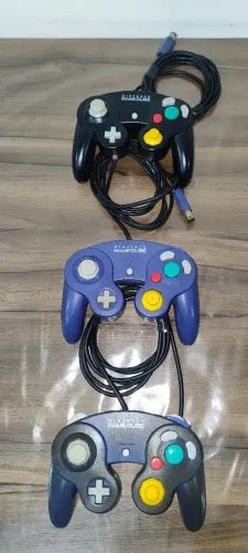 Lote com 3 controles originais de Gamecube