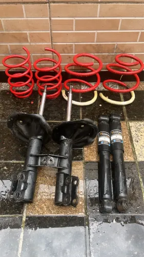 Suspensão preparada e molas esportivas para carro baixo. 