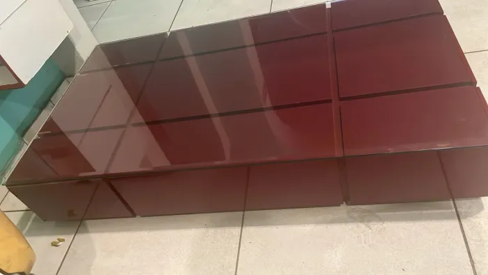 Mesa de centro com tampo de vidro