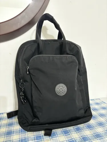     Mochila Kipling Original Preta com Chaveiro - Ótimo Estado