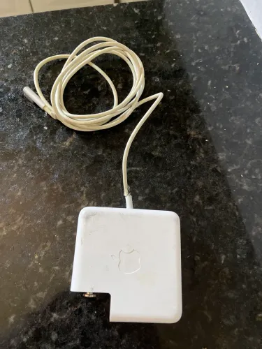 Carregador MagSafe Original com avaria no cabo.