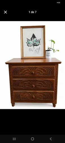 Criado mudo / mesa de cabeceira madeira maciça estilo barroco com detalhe entalhado