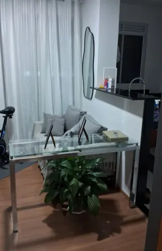 Aparador de vidro com estrutura metálica