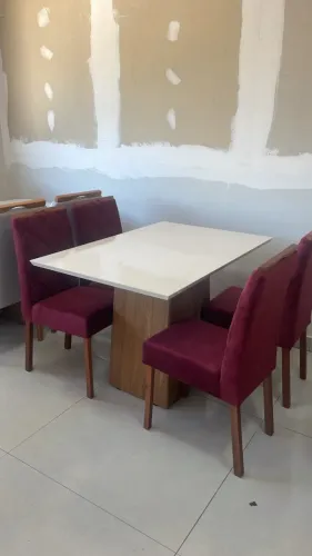 MESA DE JANTAR COM 4 CADEIRAS BORDO (PEÇA UNICA SEM AVARIA)