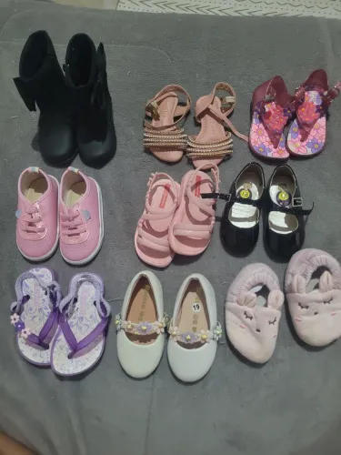 Lote de roupas e sapatos