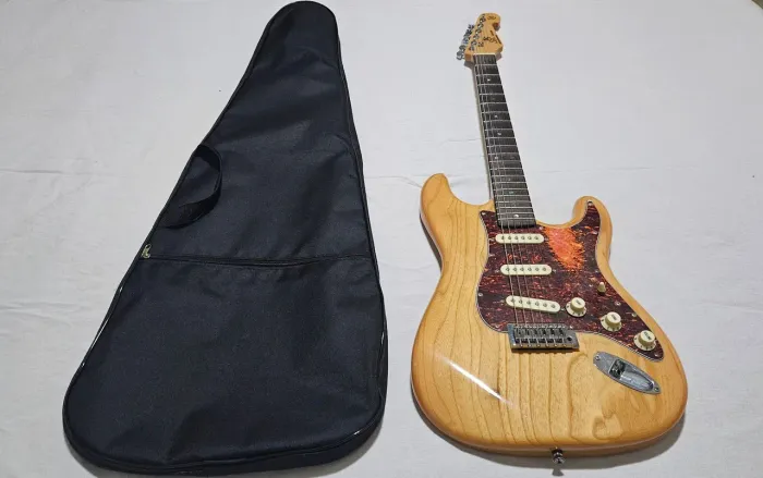 Stratocaster SX SST em perfeito estado