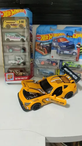 Lote miniaturas Hotwheels mais Mercedes AMG