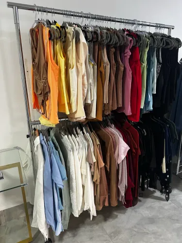 Vendo estoque de loja moda feminina com marcas Mamô, Dolce Vita, Dona Carmo e outras