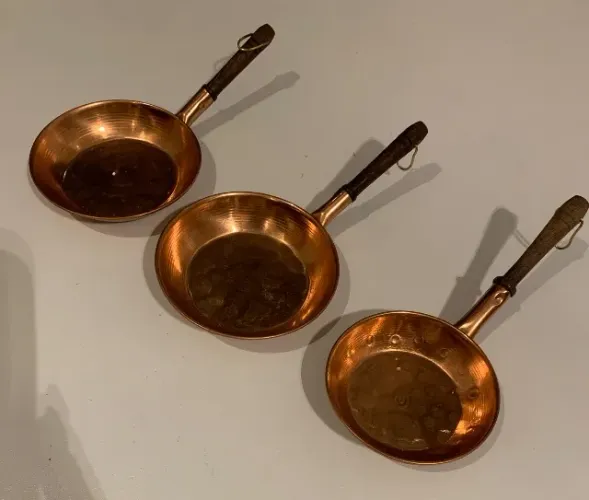 Trio de mini frigideiras artesanais de cobre com cabo de madeira