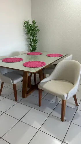 Conjunto de mesa com 4 cadeiras (madeira)