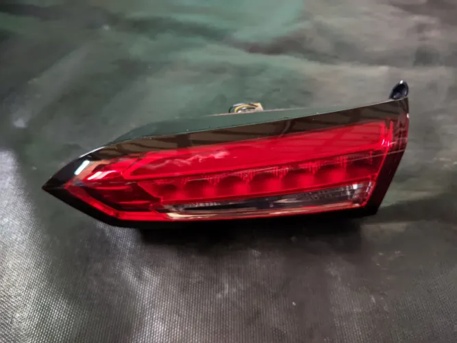 Lanterna Traseira Direita Tampa Fiat Cronos Original - 1470804-1