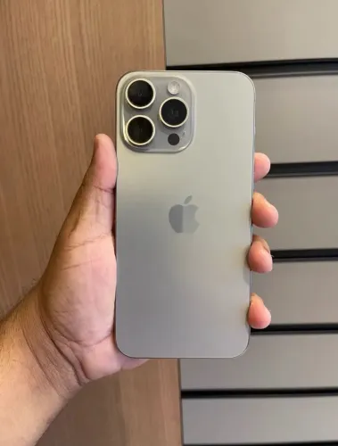 iPhone 15 Pro Max Cinza 256GB com Caixa e carregador passo cartão