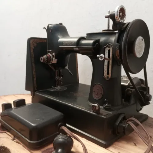 Antiga Máquina de Costura Singer Featherweight 221