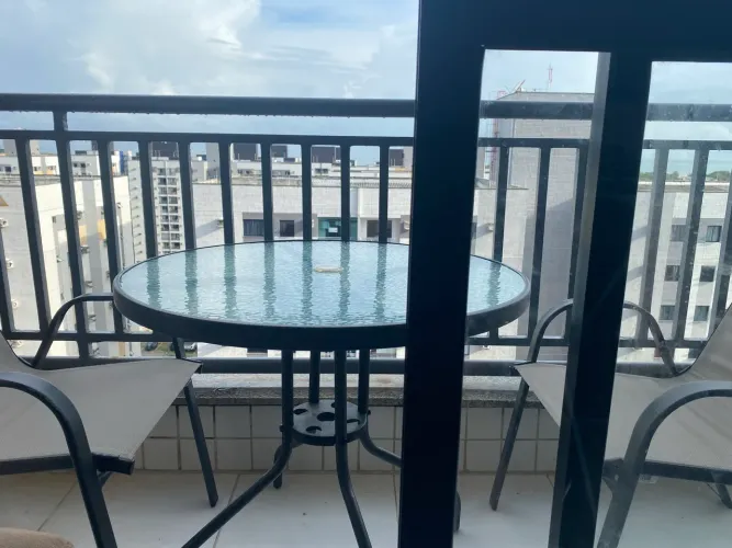 Mesa com 2 cadeiras, área externa 