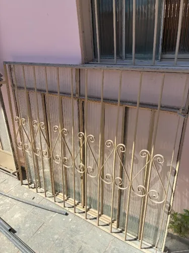 Janela de correr com grade e vidro (1,50 largura 1,30 altura)