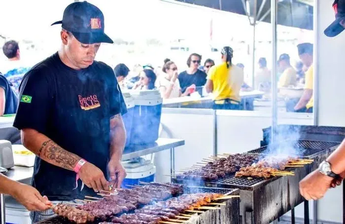 Churrasqueiro para trabalhar com espetinho 