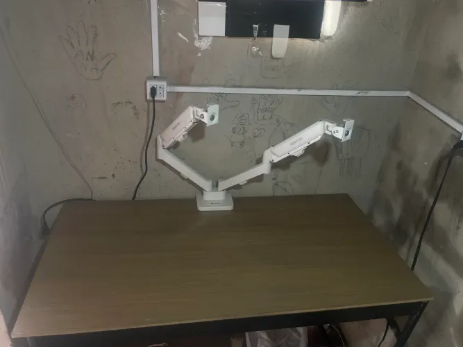 Mesa de escritório com suporte pra dois monitor.