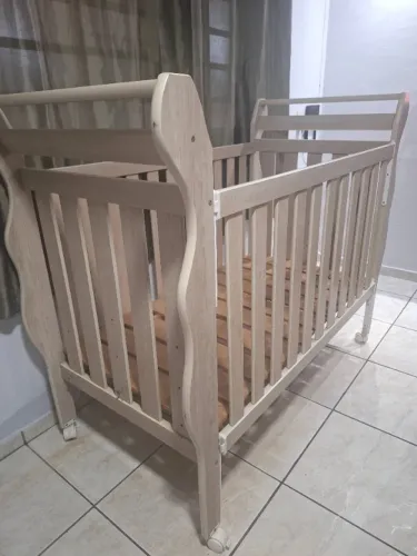 Berço grade móvel americano