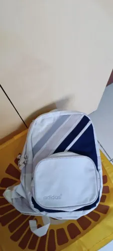 Mochila Adidas pequena uma alça só.