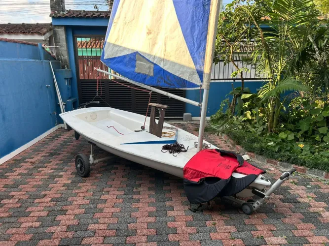 Barco a vela tipo laser