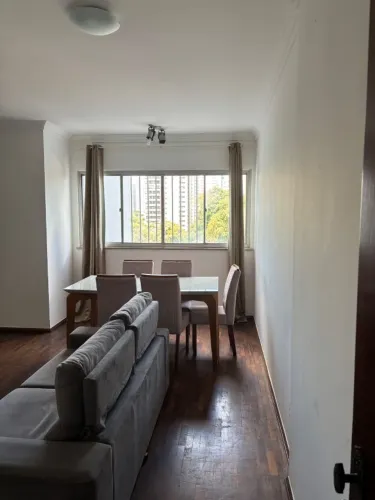 Apartamento 2 quartos ,cozinha com armários ,geladeira ,fogão ,sala com sofá e mesa ,quart