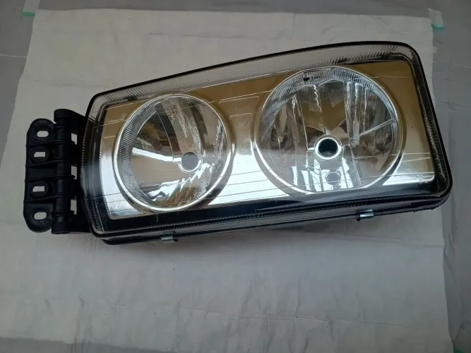 Farol dianteiro esquerdo (Ld motorista) Iveco Tector, Stralise e Cursor (paralelo)