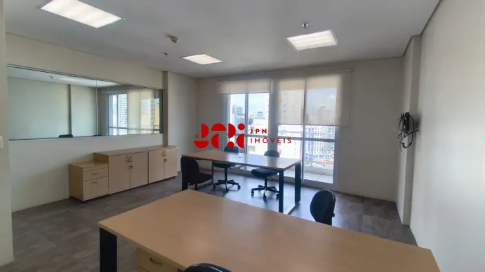 Sala comercial em Pinheiros - 100m², 02 banheiros, 04 vagas, mobiliada.