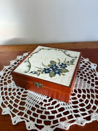 Antiga e linda caixinha com tampa, em madeira com azulejo na tampa - 16cm de largura