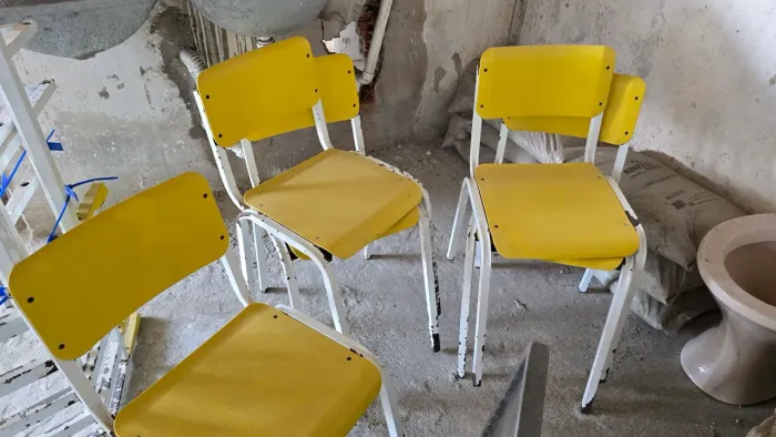 Conjunto de mesas e cadeiras para criança