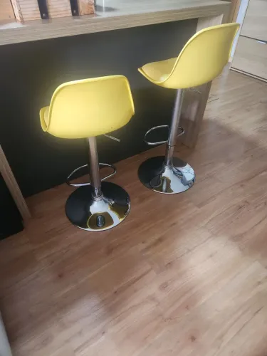 4 banquetas de bancada ou mesa. Pés em inox, amarelo vibrante.