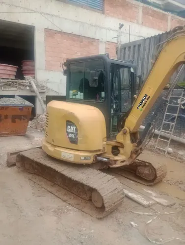 Mini escavadeira Caterpillar 305E CR cabinada e ar condicionado
