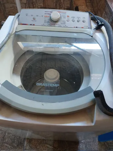 Vendo máquina de lavar , micro-ondas e uma geladeira 