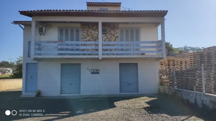 Prédio Comercial com um apartamento na parte superior e 02 salas comerciais na parte de ba