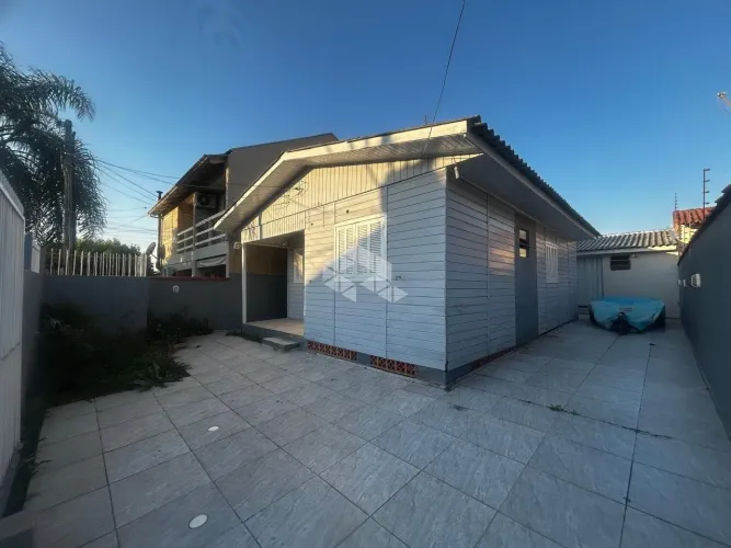 Casa de Madeira, 3 dormitórios, anexo nos fundos com churrasqueira - São José - Canoas