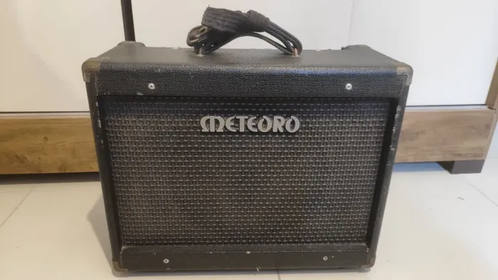 Cubo de guitarra Meteoro mgv 30