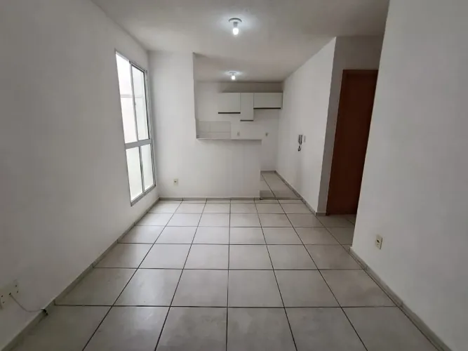 Alugo Apto de 2/4, armários na cozinha, e no 4º andar no Condomínio Vitória Sul com Comple