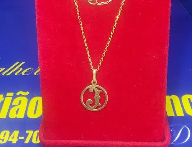 Pingente Letra J Peso 0.40 Gramas 12 mm