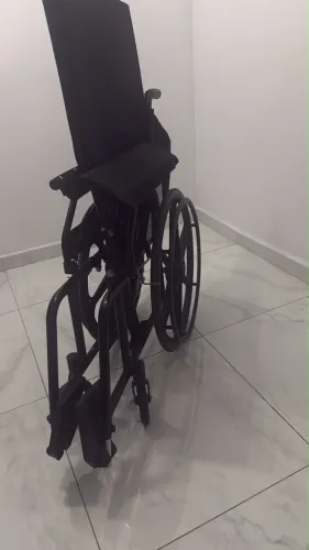 Cadeira de rodas semi nova 130 kg