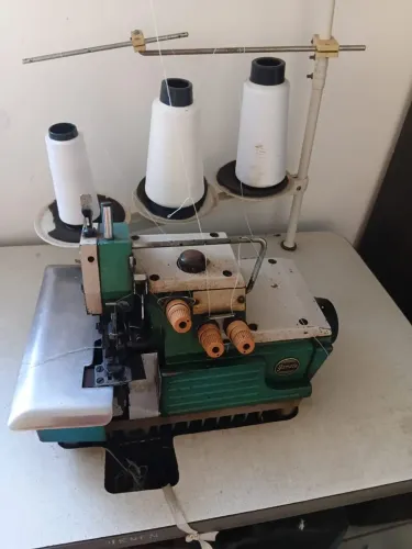 Máquina overlock yamata 