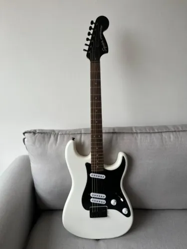 Guitarra Squier by Fender Stratocaster